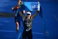 An solche Gesten kann man sich gewöhnen: Triathletin Anne Haug nach ihrem Sieg in Auckland. Foto: Delly Carr/ ITU Media.