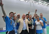 Die Mannschaft der SG EBT Berlin um Teammanager Manfred Kehrberg (4.v.l.) und Vize-Europameisterin Juliane Schenk (2.v.l.) jubelt über die erfolgreiche Titelverteidigung. Foto: dbv/cp.