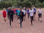 Mitglieder der Laufgemeinschaft Saarbrücken beim Training mit ihren eritreischen Sportkameraden. Foto: Dieter Schumann/dsfoto