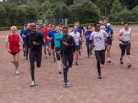 Mitglieder der Laufgemeinschaft Saarbrücken beim Training mit ihren eritreischen Sportkameraden. Foto: Dieter Schumann/dsfoto