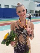 Laura Jung überglücklich mit ihrer Mehrkamp-Silbermedaille. Foto: stb.