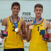 Moritz Reichert, links, hier mit Partner Clemens Wickler nach dem Gewinn der U19-WM im Beachvolleyball 2013, wird Anfang des Jahres in Luxemburg aufschlagen. Foto: fivb.