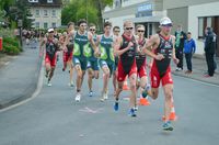 Spannende Rennen und Teamspirit: die Triathlon-Bundesliga, hier mit den deutschen Toptriathleten (v.r.) Steffen Justus, Jonathan Zipf, Maik Petzold und Franz Löschke (Nr. 14). Foto: Triathlon Bundesliga