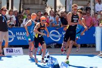 Team-Weltmeister über das superkurze Team Relay-Format in Hamburg vor drei Wochen (hier mit Anne Haug), nun vor seiner ersten Mittel-Distanz: der Olympiasieger 2008 Jan Frodeno, Foto: DTU/ Petko Beier.