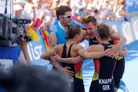 So feiern Weltmeister (v.l.): Franz Löschke, Anne Haug, Jan Frodeno und Anja Knapp. Foto: dtu / Petko Beier.